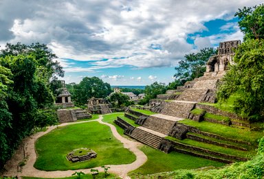 Maya-Pyramide von Palenque umgeben vom dichten Grün des Dschungels – Mexiko mit Kindern