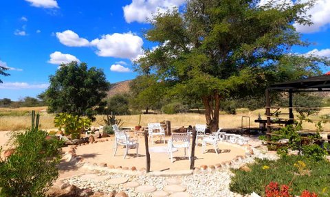 Gartenanlage Erongo Rocks Camping - Namibia Reise mit Kindern