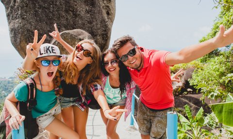 Jugendliche halten fröhlich ein Selfie vor der Dschungellandschaft – Thailand Familienreise