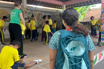 Kinder und ihre Betreuer gemeinsam auf dem Gelände – Bali Reise mit Kindern