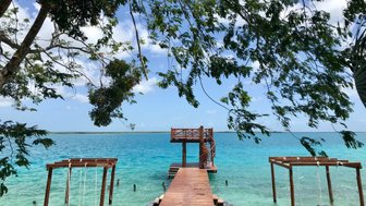 Holzbrücke über türkisgrünem Wasser bei Bacalar – Mexiko Reise mit Kindern