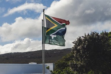 Nationalflagge Südafrikas weht am Kap der Guten Hoffnung – Südafrika Familienreise
