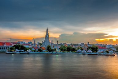 Stimmungsvolle Beleuchtung des Wat Arun Tempels am Abend – Thailand mit Kindern