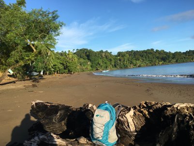 Massige Felsen liegen verstreut auf dem Sandstrand von Cahuita – Costa Rica Reise mit Kindern