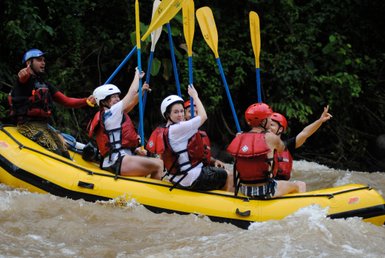 Gruppe folgt dem Guide bei einer Rafting-Tour – Costa Rica Reise mit Kindern