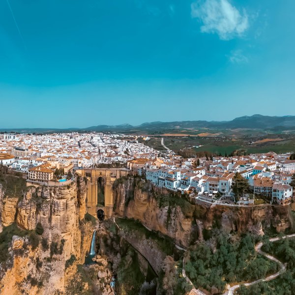 Blick auf weißes Dorf Ronda mit Schlucht Tajo - Andalusien Urlaub mit Kindern