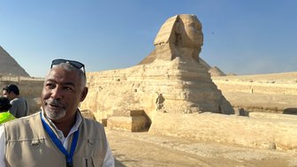 Reiseleiter erklärt die Sphinx von Gizeh in Kairo – Ägypten Reise mit Kindern