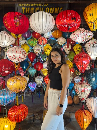 Mädchen steht neben farbenfrohen Laternen – Vietnam mit Kindern