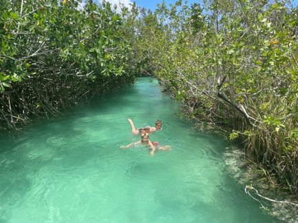 Zwei Kinder treiben entspannt im türkisfarbenen Wasser des Naturreservats Sian Ka'an – Mexiko Reise mit Kindern