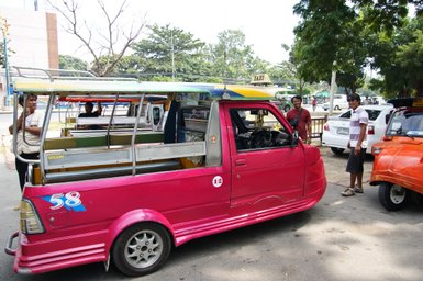 rotes Tuk Tuk Taxi in Ayutthaya - Thailand Reise mit Kindern