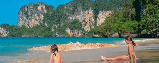 Mädchen spielen am Ufer eines tropischen Strandes – Thailand Familienreise