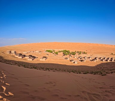 Blick auf das Thousand Nights Camp in der Wahiba-Wüste – Oman Familienreise