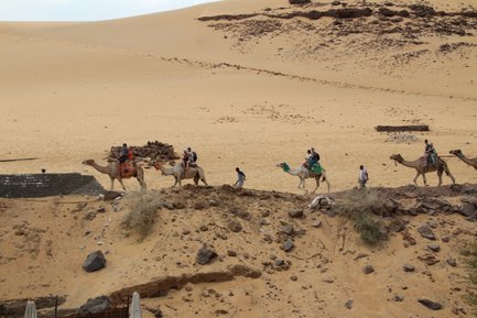 Eine Familie bei einer Kamelwanderung durch das Nubische Dorf – Ägypten Reise mit Kindern