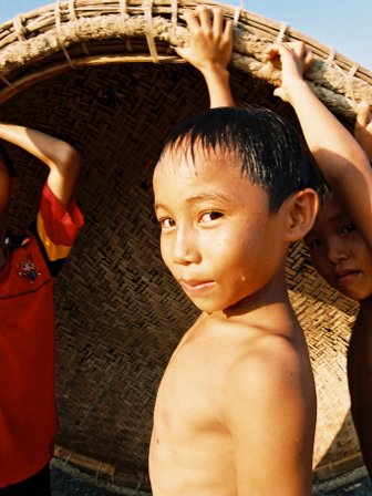 Einheimischen im traditionellen Rundboot – Vietnam Familienreise