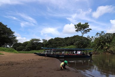 Familie erlebt eine Bootsfahrt durch die Kanäle im Tortuguero Nationalpark – Costa Rica Familienreise