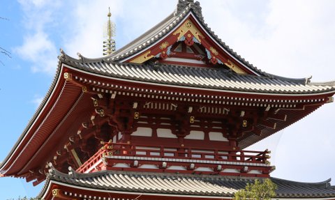 Die beeindruckende Architektur des Senso-ji Tempels in Tokio zeigt kunstvoll verzierte Dächer und lebendige Farben.