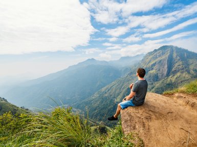 Junge macht eine Pause auf einem Felsen am Little Adam’s Peak Wanderweg in Ella – Sri Lanka Reise mit Kindern