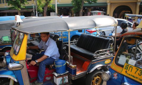 Tuk-Tuk-Fahrer bereit für eine Fahrt durch die Straßen Bangkoks – Thailand mit Kindern