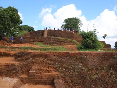 Alte Ruinen auf Sigiriya-Felsen – Sri Lanka Familienreise