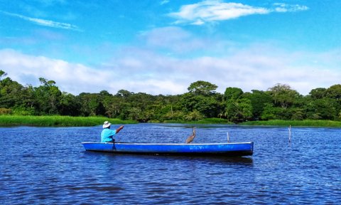 Boot gleitet ruhig über die Wasserwege im Tortuguero-Nationalpark – Costa Rica Reise mit Kindern