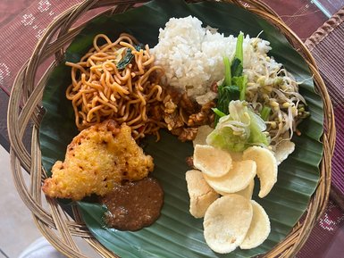 Traditionelles balinesisches Gericht in Ubud – Bali Familienreise