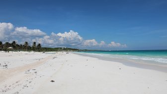 Heller Sandstrand und türkisfarbenes Wasser an der Küste von Playa del Carmen – Mexiko Familienreise
