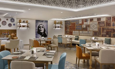 Stilvolles Restaurant im dusitD2 Naseem Resort – Oman Reise mit Kindern