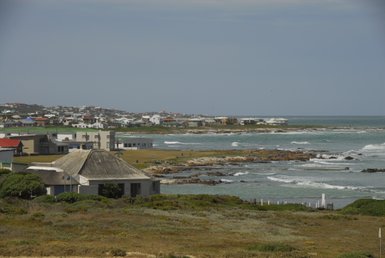 Häuser in Cape Agulhas mit Blick auf den Ozean – Garden Route Reise mit Kindern