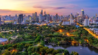 Sonnenuntergang über der Skyline von Bangkok mit leuchtenden Farben – Thailand Familienreise