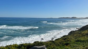 Blick auf die Wellen des Ozeans bei Knysna – Garden Route Reise mit Kindern