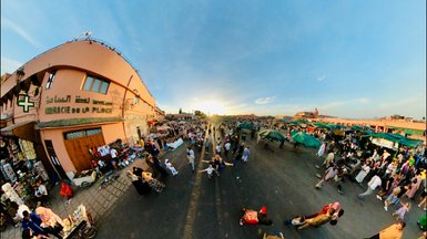 Menschenmenge auf dem lebhaften Djemaa el Fna Platz  – Marokko Reise mit Kindern