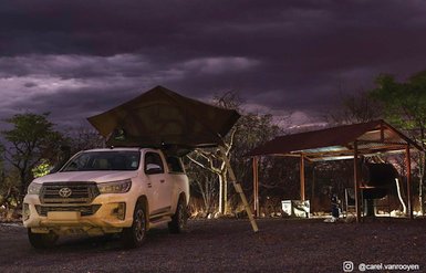 Außenbereich Nacht Etosha Safari Camp - Namibia Reise mit Kindern