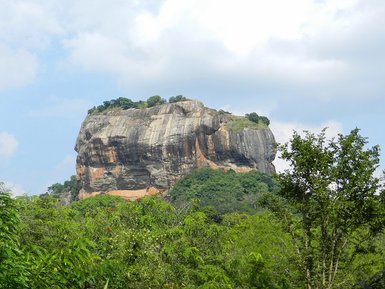Ansicht des Löwenfelsens mit umliegender Naturkulisse – Sri Lanka Reise mit Kindern