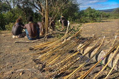 Bogen des Hadzabe-Stamms liegen am Boden – Tansania mit Kindern