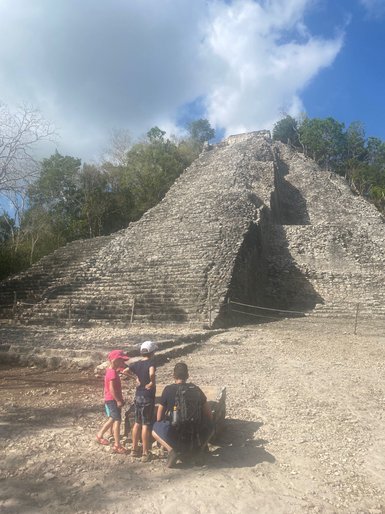 Nohoch-Mul-Pyramide von Cobá ragt aus dem tropischen Regenwald – Mexiko Familienreise