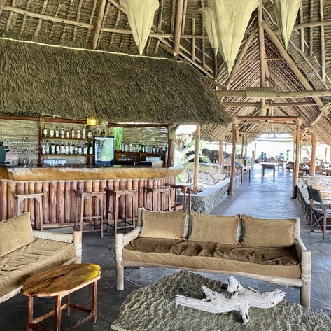 Ein einladender Lounge-Bereich mit gemütlichen Sofas und einem rustikalen Tisch aus Holz, ideal für Entspannung.