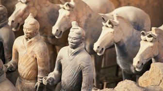 Eindrucksvolle Kriegerfiguren der Terrakotta-Armee in Xi’an – China Reise mit Kindern