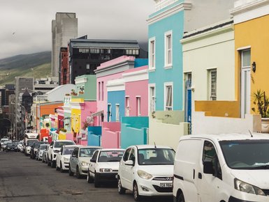 Farbenfrohe Häuser und Straße im Bo-Kaap – Südafrika mit Kindern