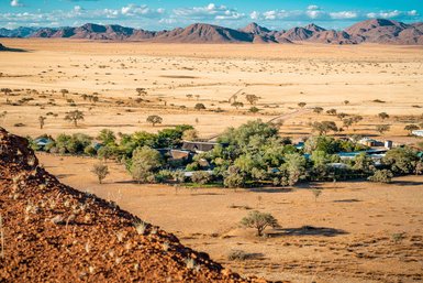 Außenansicht Namib Desert Lodge - Namibia mit Jugendlichen