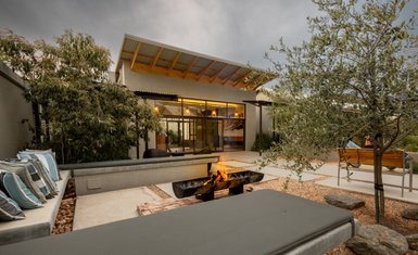 The Elegant Guesthouse Außenbereich am Abend - Namibia Reise mit Kindern