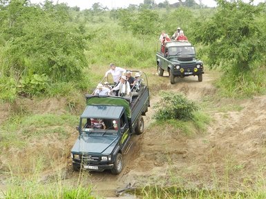 Zwei Safarijeeps im Yala Nationalpark – Sri Lanka mit Kindern
