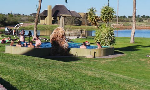 Poolbereich Lange Game Lodge - Namibia Rundreise mit Kindern