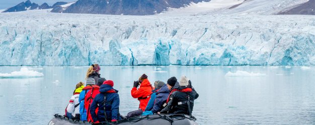 Zodiac im arktischen Eis bei Spitzbergen - Arktis Reise mit Kindern