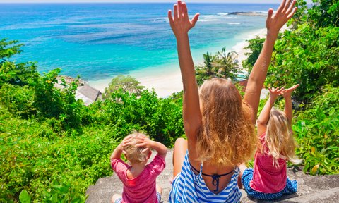 Kinder spielen fröhlich am Strand von Bali – Bali Reise mit Kindern