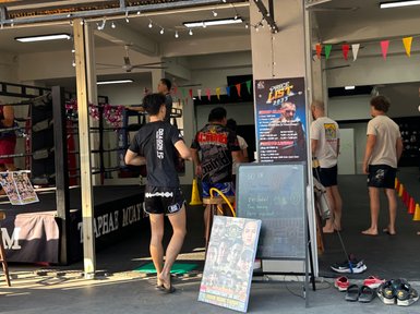 Jugendliche beim Thai-Boxtraining in Chiang Mai - Thailand mit Kindern