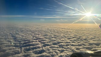 Blick aus dem Flugzeugfenster über den Wolken auf dem Weg nach Ägypten – Ägypten Reise mit Kindern