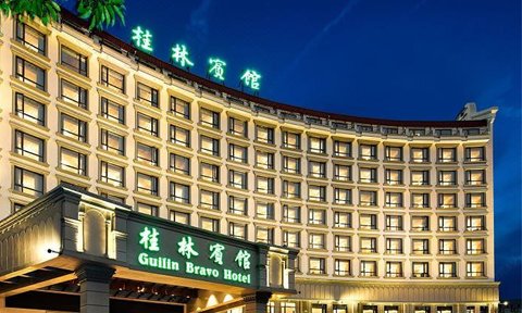 Moderne Außenansicht des Guilin Bravo Hotels mit klassischer Fassade – China Reise mit Kindern