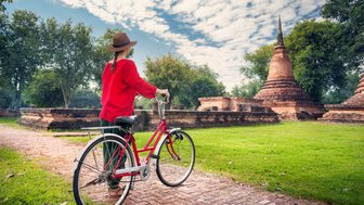 Fahrradtour zur Tempelanlage des Wat Si Chum in Sukhothai mit dem Fahrrad - Thailand mit Kindern