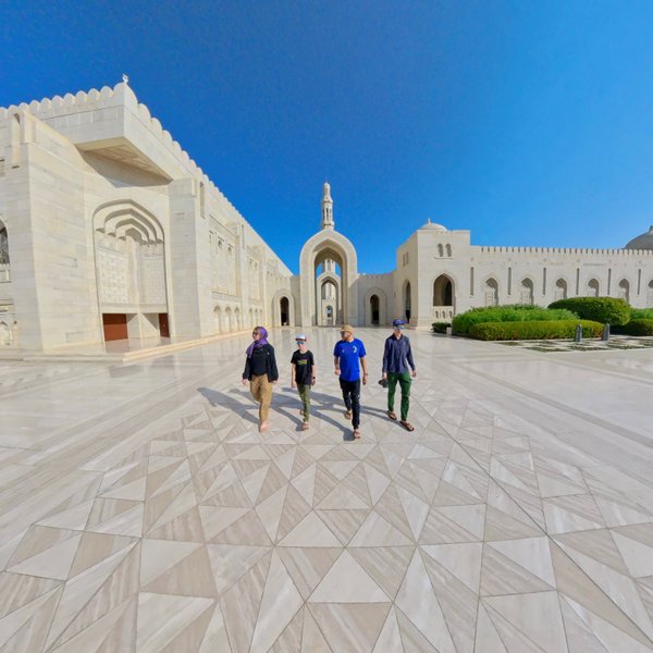 Familie erkundet die Sultan-Qabus-Moschee in Muscat – Oman mit Kindern