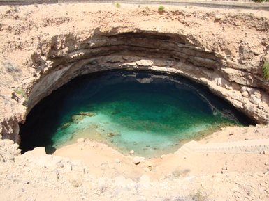 Türkisblaues Wasser im Bimah Sinkhole bei Bimah – Oman Familienreise